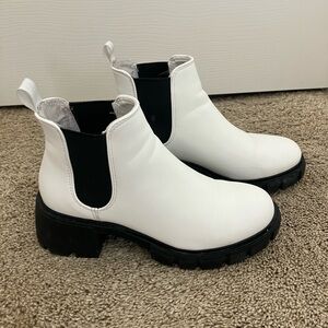 Steve Madden White and Black Women's Chelsea Boots Size 7.5